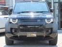 ディフェンダー 90V8 P525 サテンプロテクティブフィルム サイドステップ OP22インチAW スライディングパノラミックルーフ ブラックエクステリア MERIDIAN ClearSightリアビューミラー 急速クーラーボックス 中古車画像_2
