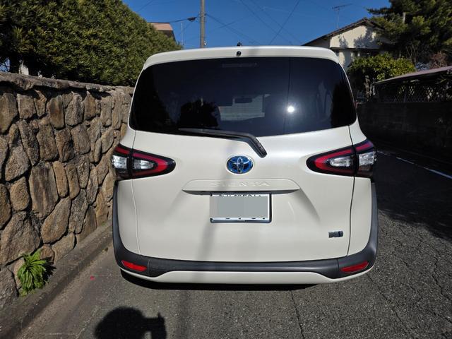 シエンタ ハイブリッドＧ　純正ナビ　バックカメラ　横滑り防止装置　両側パワースライドドア　シートヒーター　ウォークスルー　純正フロアマット　サイドバイザー　ＥＴＣ　Ｂｌｕｅｔｏｏｔｈ再生　スマートキー　オートエアコン　フルセグ（2枚目）