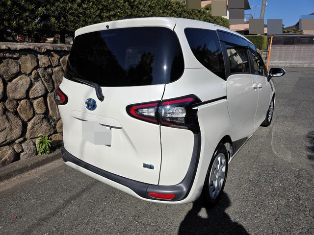 シエンタ ハイブリッドＧ　純正ナビ　バックカメラ　横滑り防止装置　両側パワースライドドア　シートヒーター　ウォークスルー　純正フロアマット　サイドバイザー　ＥＴＣ　Ｂｌｕｅｔｏｏｔｈ再生　スマートキー　オートエアコン　フルセグ（4枚目）