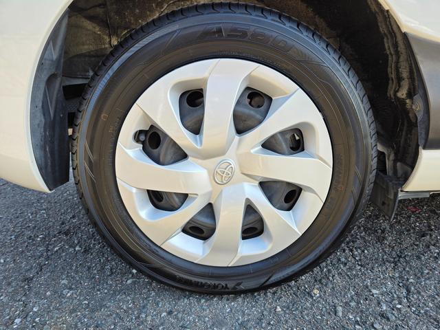 シエンタ ハイブリッドＧ　純正ナビ　バックカメラ　横滑り防止装置　両側パワースライドドア　シートヒーター　ウォークスルー　純正フロアマット　サイドバイザー　ＥＴＣ　Ｂｌｕｅｔｏｏｔｈ再生　スマートキー　オートエアコン　フルセグ（8枚目）