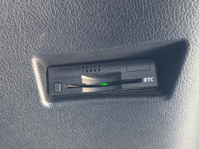 シエンタ ハイブリッドＧ　純正ナビ　バックカメラ　横滑り防止装置　両側パワースライドドア　シートヒーター　ウォークスルー　純正フロアマット　サイドバイザー　ＥＴＣ　Ｂｌｕｅｔｏｏｔｈ再生　スマートキー　オートエアコン　フルセグ（17枚目）