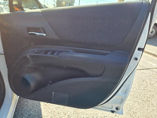 シエンタ ハイブリッドＧ　純正ナビ　バックカメラ　横滑り防止装置　両側パワースライドドア　シートヒーター　ウォークスルー　純正フロアマット　サイドバイザー　ＥＴＣ　Ｂｌｕｅｔｏｏｔｈ再生　スマートキー　オートエアコン　フルセグ（21枚目）