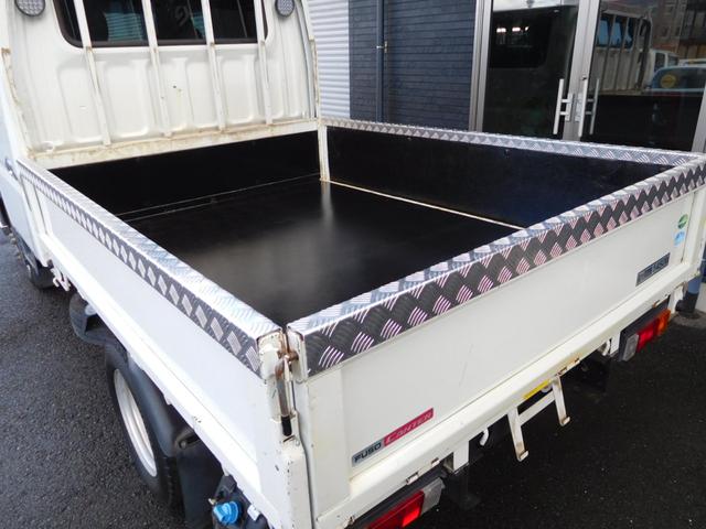 キャンター Ｗキャブロング全低床　Ｗキャブ　カスタムメッキ　メッキ新品バンパーフロントメッキフェンター　後期　新品笠木　６速デュオニック　キーレス　デッキ鉄板張り　オーバーヘッドシェルフ　リヤヒーター　左電動格納ミラー　荷台作業灯（6枚目）