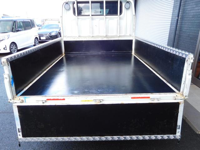 キャンター Ｗキャブロング全低床　Ｗキャブ　カスタムメッキ　メッキ新品バンパーフロントメッキフェンター　後期　新品笠木　６速デュオニック　キーレス　デッキ鉄板張り　オーバーヘッドシェルフ　リヤヒーター　左電動格納ミラー　荷台作業灯（7枚目）