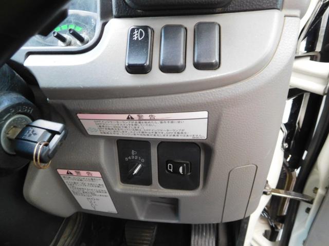 キャンター Ｗキャブロング全低床　Ｗキャブ　カスタムメッキ　メッキ新品バンパーフロントメッキフェンター　後期　新品笠木　６速デュオニック　キーレス　デッキ鉄板張り　オーバーヘッドシェルフ　リヤヒーター　左電動格納ミラー　荷台作業灯（16枚目）