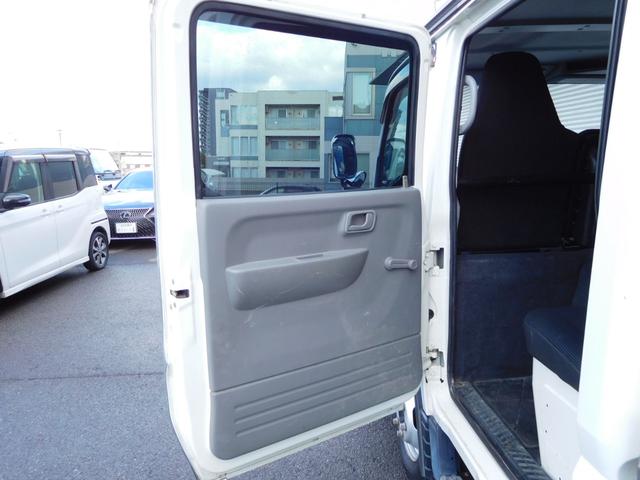 キャンター Ｗキャブロング全低床　Ｗキャブ　カスタムメッキ　メッキ新品バンパーフロントメッキフェンター　後期　新品笠木　６速デュオニック　キーレス　デッキ鉄板張り　オーバーヘッドシェルフ　リヤヒーター　左電動格納ミラー　荷台作業灯（32枚目）