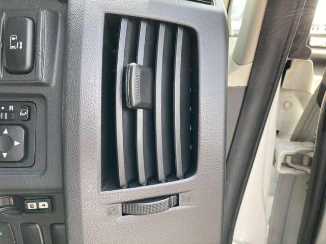 運転席外側のエアコン吹き出し口の画像です。