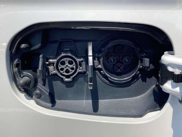 運転席側の後方に電気充電口があります。右の大きい円型が普通充電口で、左の小さい十字型は急速充電の際に使う充電口です。