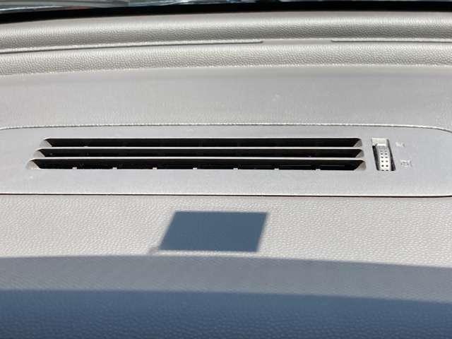 このエアコン吹き出し口はインパネに搭載されていて運転している際に前方が曇った時などに使います。