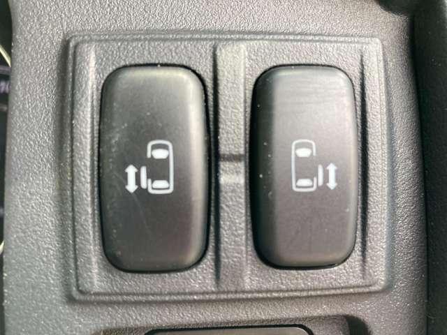 こちらのスイッチは運転席に居ながらも後部座席の電動スライドドアを開閉できるスイッチです。