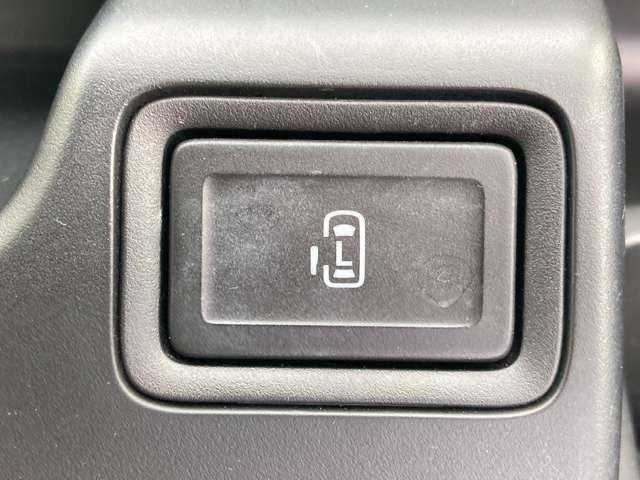 先程の画面の右下に少し見えていたと思いますが、オートスライドドアのスイッチです。このスイッチを押すと開閉が出来ます。