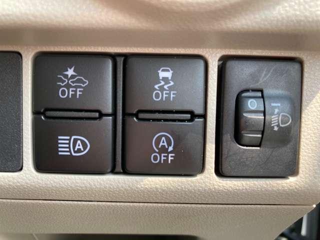 ４つのスイッチは安全装置と便利な機能が付いております！上段は右から横滑り防止装置、衝突軽減ブレーキ、のスイッチＯＦＦので下段はアイドルストップＯＦＦのスイッチで左はオートハイビームのスイッチです。