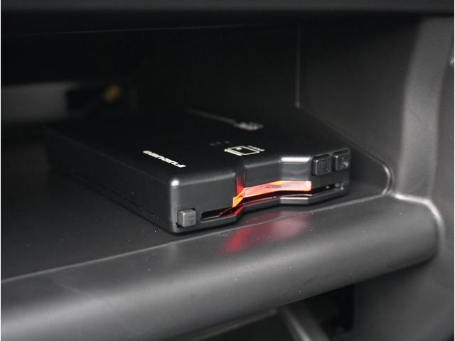 エクリプスクロスＰＨＥＶ ブラックエディション　アラウンドビューモニター　クリアランスソナー　サイドエアバッグ　スマートキー　ＬＥＤヘッドライト　シートヒーター　フルセグＴＶ　アダプティブクルーズコントロール　フルオートエアコン　誤発進抑制（5枚目）