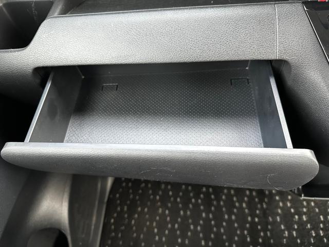 �y���[��������z�A�b�p�[�O���[�{�b�N�X�ɂ̓e�B�b�V���{�b�N�X�Ȃǂ�����傫���ł��B