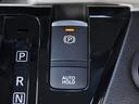 【電動パーキングブレーキ】手で引く方式のサイドブレーキや足踏み式のサイドブレーキの代わりとなるもので、指先の簡単操作でパーキングブレーキを作動したり解除したりすることが可能です。