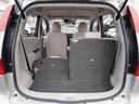 【多彩なシートアレンジ　片席倒し】リアシートを片側倒すと長物も運べます。嬉しいですね！