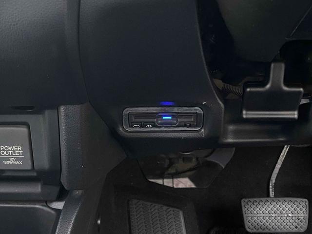フィットハイブリッド Ｌパッケージ　ＥＴＣ　バックカメラ　ＴＶ　オートクルーズコントロール　ＬＥＤヘッドランプ　スマートキー　ＡＴ　盗難防止システム　衝突安全ボディ　アルミホイール　ＣＤ　ＵＳＢ（5枚目）