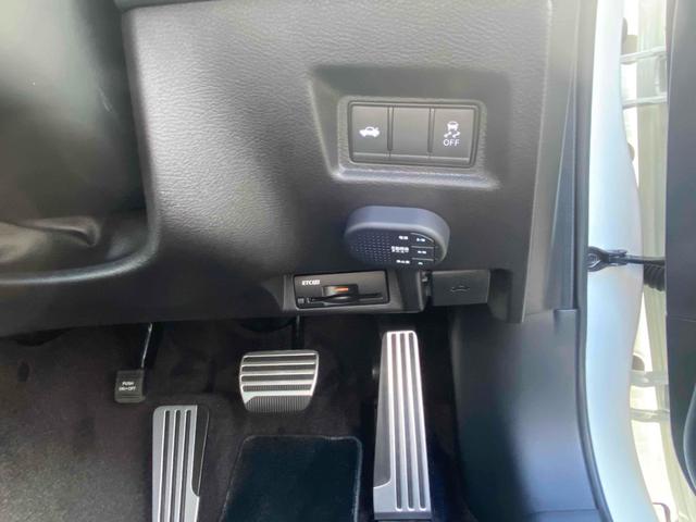 スカイライン ４００Ｒ　ドライブレコーダー　クリアランスソナー　オートクルーズコントロール　衝突被害軽減システム　全周囲カメラ　ナビ　ＴＶ　アルミホイール　オートライト　ＬＥＤヘッドランプ　サンルーフ　ＡＴ　シートヒーター（4枚目）