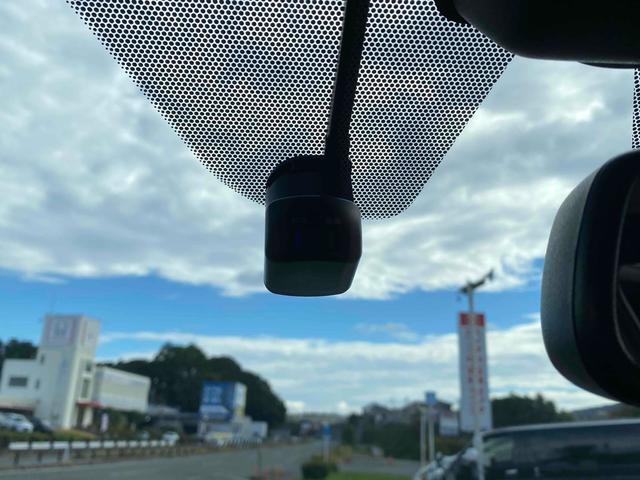 スカイライン ４００Ｒ　ドライブレコーダー　クリアランスソナー　オートクルーズコントロール　衝突被害軽減システム　全周囲カメラ　ナビ　ＴＶ　アルミホイール　オートライト　ＬＥＤヘッドランプ　サンルーフ　ＡＴ　シートヒーター（7枚目）