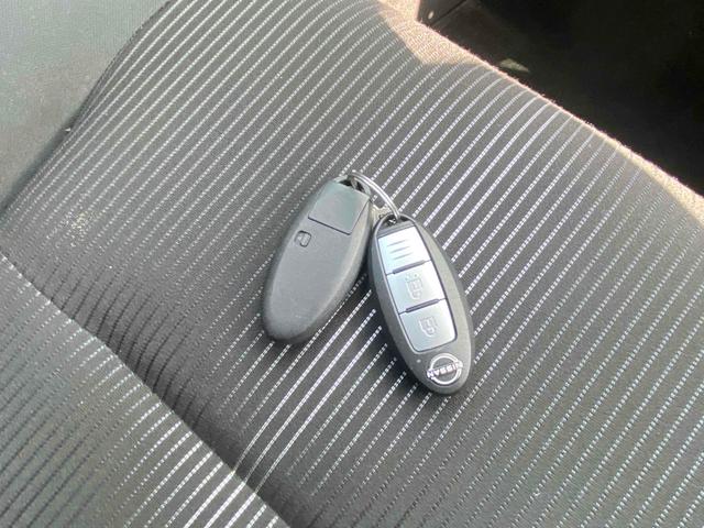 付いてて便利！とても人気の高い装備のスマートキーシステム。キーを携帯しているだけで、ドアロックの開閉並びにエンジンの始動が可能な装備です。プッシュスタートですのでエンジンの始動もボタンを押すだけです