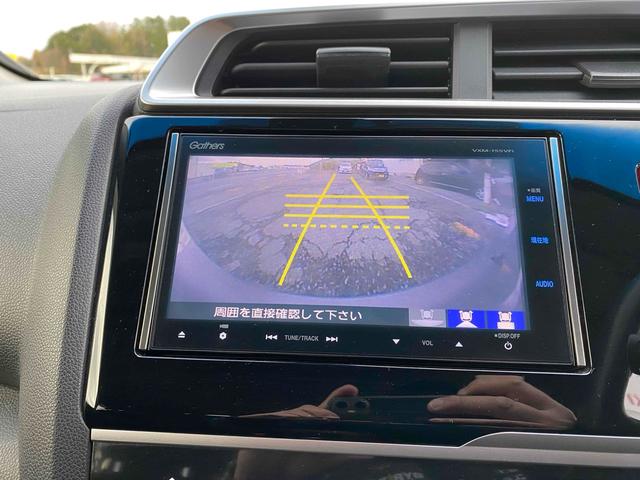 フィット 13G・Sパッケージ バックカメラ 衝突被害軽減システム アルミホイール オートライト LEDヘッドランプ スマートキー チップアップシート CVT 盗難防止システム 衝突安全ボディ ABS ESC CD DVD再生(3枚目)