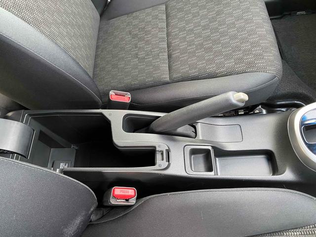 フィット 13G・Sパッケージ バックカメラ 衝突被害軽減システム アルミホイール オートライト LEDヘッドランプ スマートキー チップアップシート CVT 盗難防止システム 衝突安全ボディ ABS ESC CD DVD再生(5枚目)