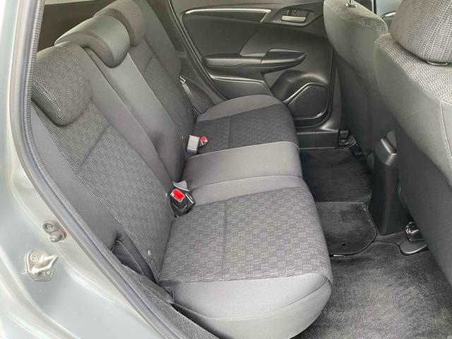 フィット 13G・Sパッケージ バックカメラ 衝突被害軽減システム アルミホイール オートライト LEDヘッドランプ スマートキー チップアップシート CVT 盗難防止システム 衝突安全ボディ ABS ESC CD DVD再生(8枚目)