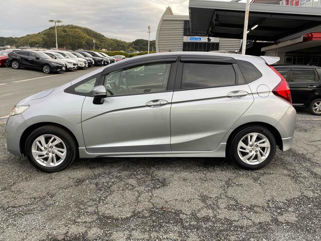 フィット 13G・Sパッケージ バックカメラ 衝突被害軽減システム アルミホイール オートライト LEDヘッドランプ スマートキー チップアップシート CVT 盗難防止システム 衝突安全ボディ ABS ESC CD DVD再生(13枚目)