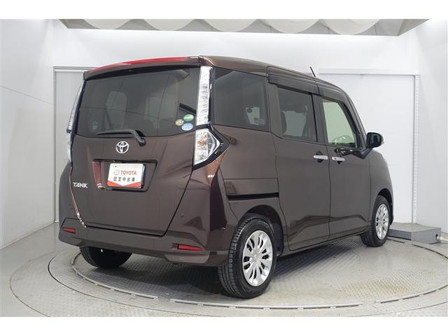 バックドアは大きく上に跳ね上がりますので荷物の出し入れも簡単に出来ます。雨の日にはバックドアが雨避けになってくれますよ☆