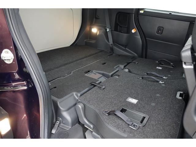 背もたれが倒れますので少々長い荷物も収納出来ますよ。