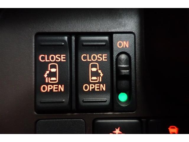 両側パワースライドドアが付いています。室内のボタン一つで左右のスライドドアを開閉することができます。挟み込み防止装置が付いているので安心です。