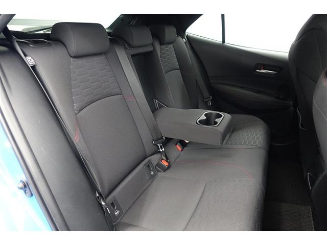 �Z�J���h�V�[�g�̃Z���^�[�ɂ̓A�[�����X�g��������܂��B�K�v�Ȃ����͒��ˏグ�ĉ��K�ȋ�Ԃ��I�@�������h���C�u���ꂽ�����͕I���|���Ȃ���̂�т�h���C�u�o���܂���