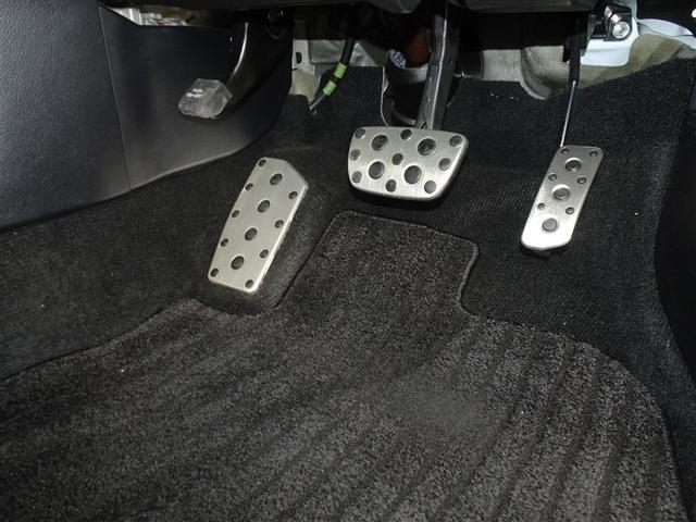 ゴムの滑り止めを組み合わせたアルミ製スポーツペダルです。靴が濡れていても滑りにくく、快適なドライブが楽しめます♪