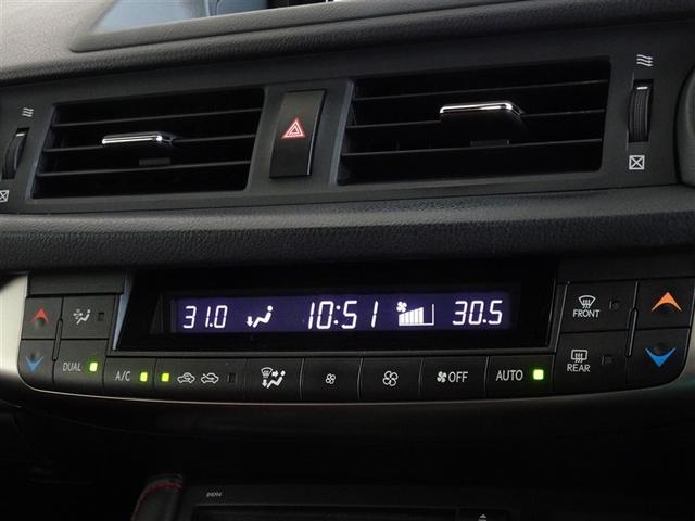 左右独立で温度コントロールができるオートエアコンを装備しています。