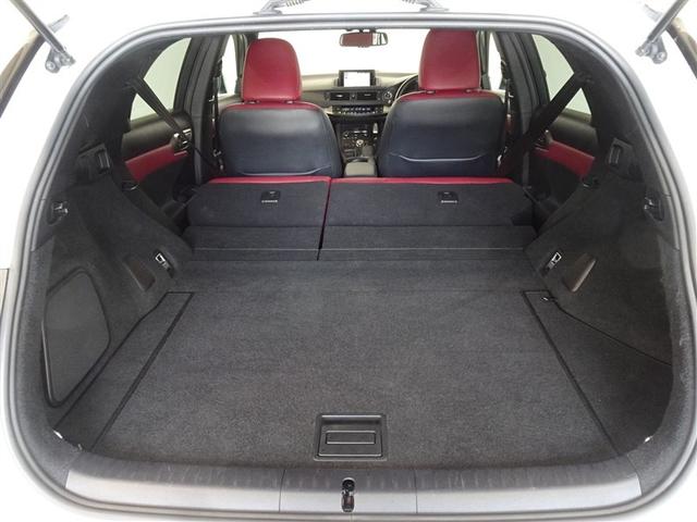 セカンドシートを倒した状態です。セカンドシートは独立可倒、荷物に合わせてラゲッジスペースをアレンジできます。