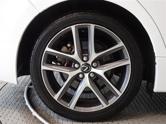 高級感と走りを引き立たせる、純正アルミを装備しています。