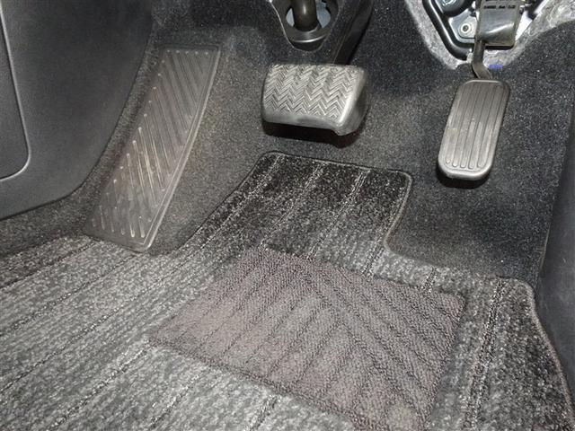 ヴォクシー ハイブリッドＳ－Ｇ　衝突被害軽減システム　メモリーナビ　フルセグ　バックカメラ　ＥＴＣ　３列シート　ＬＥＤヘッドランプ　スマートキー　乗車定員７人（11枚目）