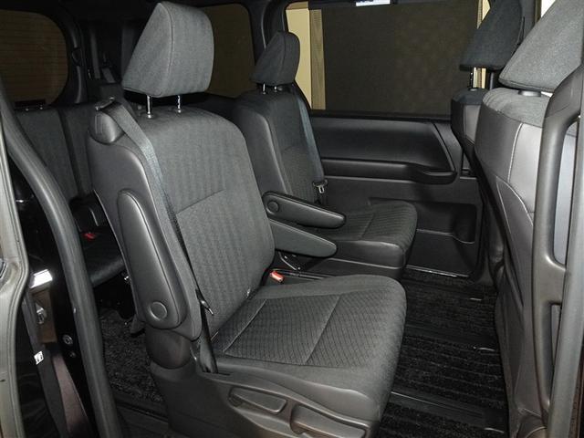 ヴォクシー ハイブリッドＳ－Ｇ　衝突被害軽減システム　メモリーナビ　フルセグ　バックカメラ　ＥＴＣ　３列シート　ＬＥＤヘッドランプ　スマートキー　乗車定員７人（19枚目）