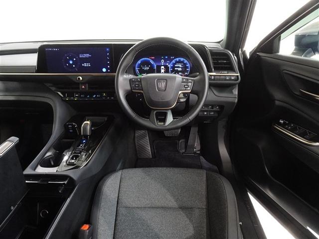 革巻きステアリングで快適な操作性の運転席です。