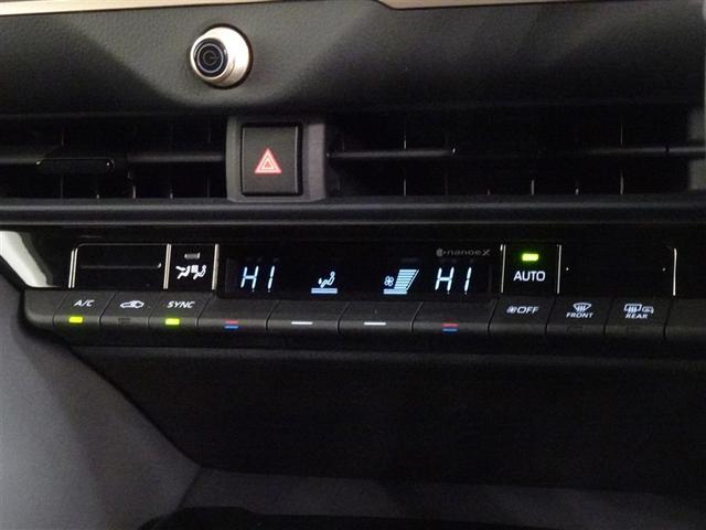 左右独立で温度コントロールができるオートエアコンを装備しています。