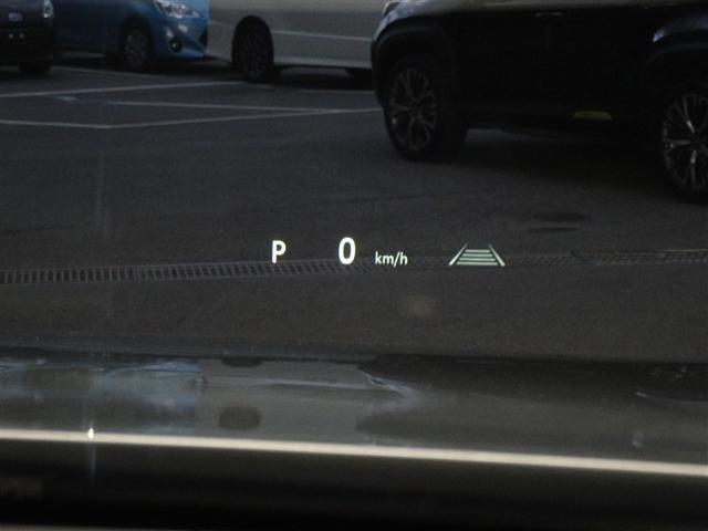 カラーヘッドアップディスプレイ付き。少ない視線移動で情報を確認できるので、運転の疲労軽減に繋がりますよ♪