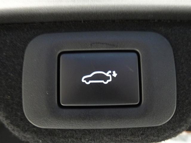 パワーバックドアを装備しています。バックドアを運転席からも開閉できます、便利ですよ。