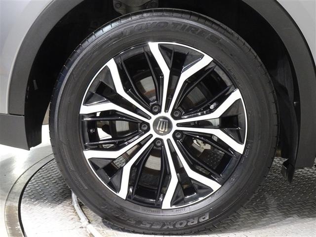 高級感と走りを引き立たせる、純正アルミを装備しています。