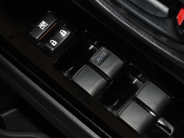 �d���i�[���h�A�~���[�E�p���[�E�C���h�E�𑕔����Ă��܂��B