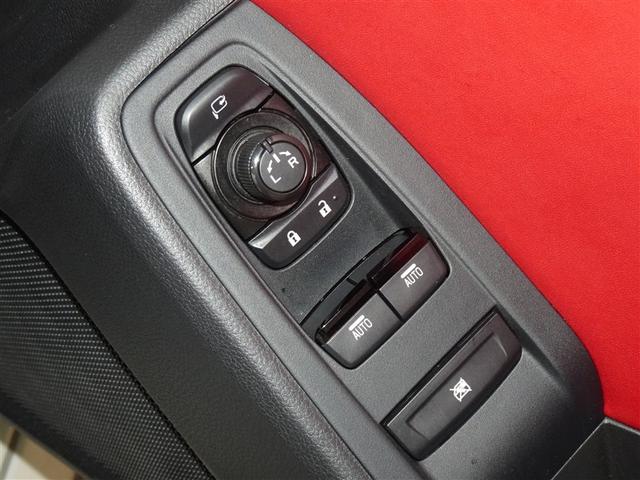 �d���i�[���h�A�~���[�E�p���[�E�C���h�E�𑕔����Ă��܂��B