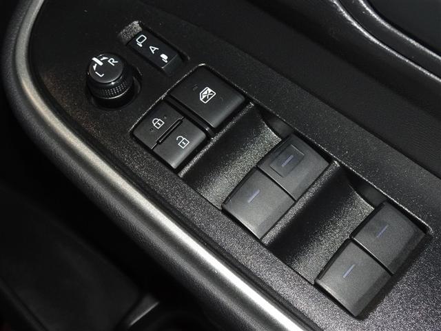 �d���i�[���h�A�~���[�E�p���[�E�C���h�E�𑕔����Ă��܂��B