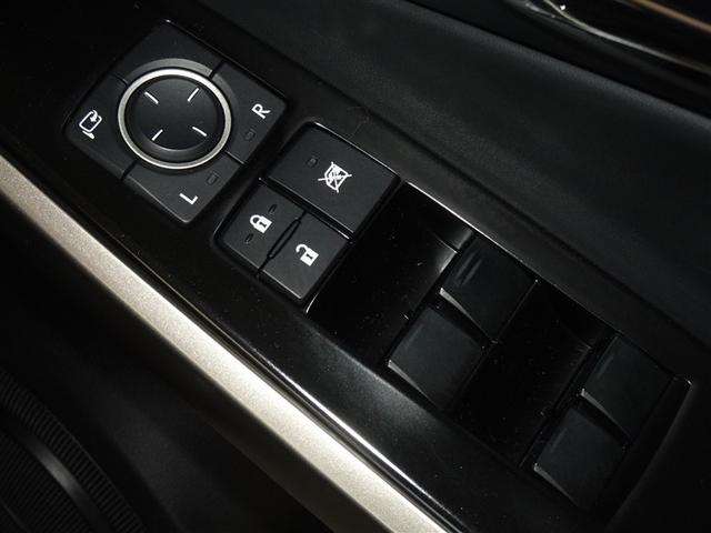 �d���i�[���h�A�~���[�E�p���[�E�C���h�E�𑕔����Ă��܂��B