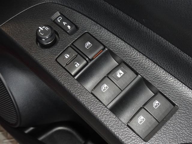 �d���i�[���h�A�~���[�E�p���[�E�C���h�E�𑕔����Ă��܂��B