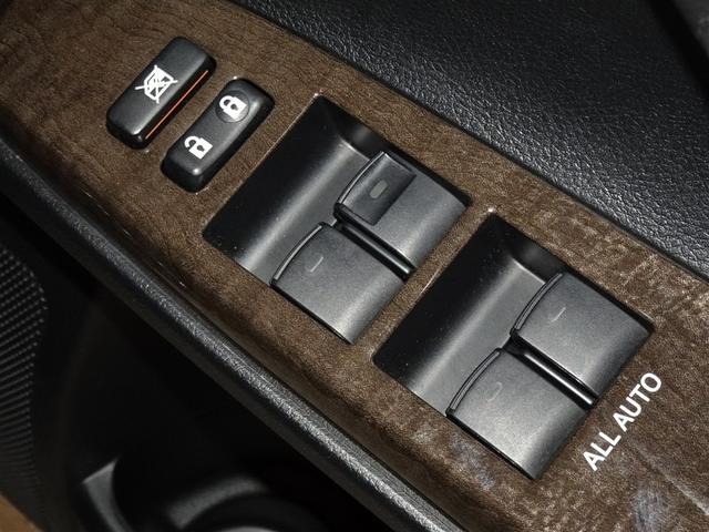 �d���i�[���h�A�~���[�E�p���[�E�C���h�E�𑕔����Ă��܂��B