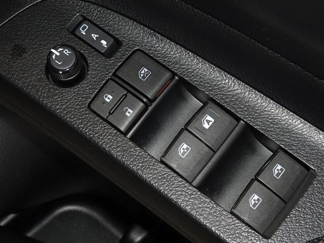 �d���i�[���h�A�~���[�E�p���[�E�C���h�E�𑕔����Ă��܂��B